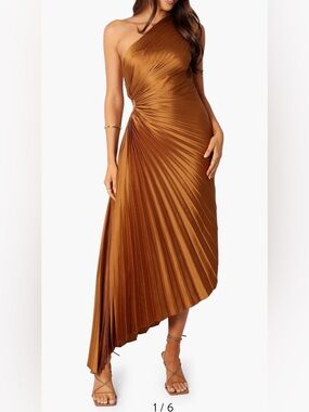 Petal & Pup One-Shoulder Asymmetrical Pleated Dress in Copper Brown
